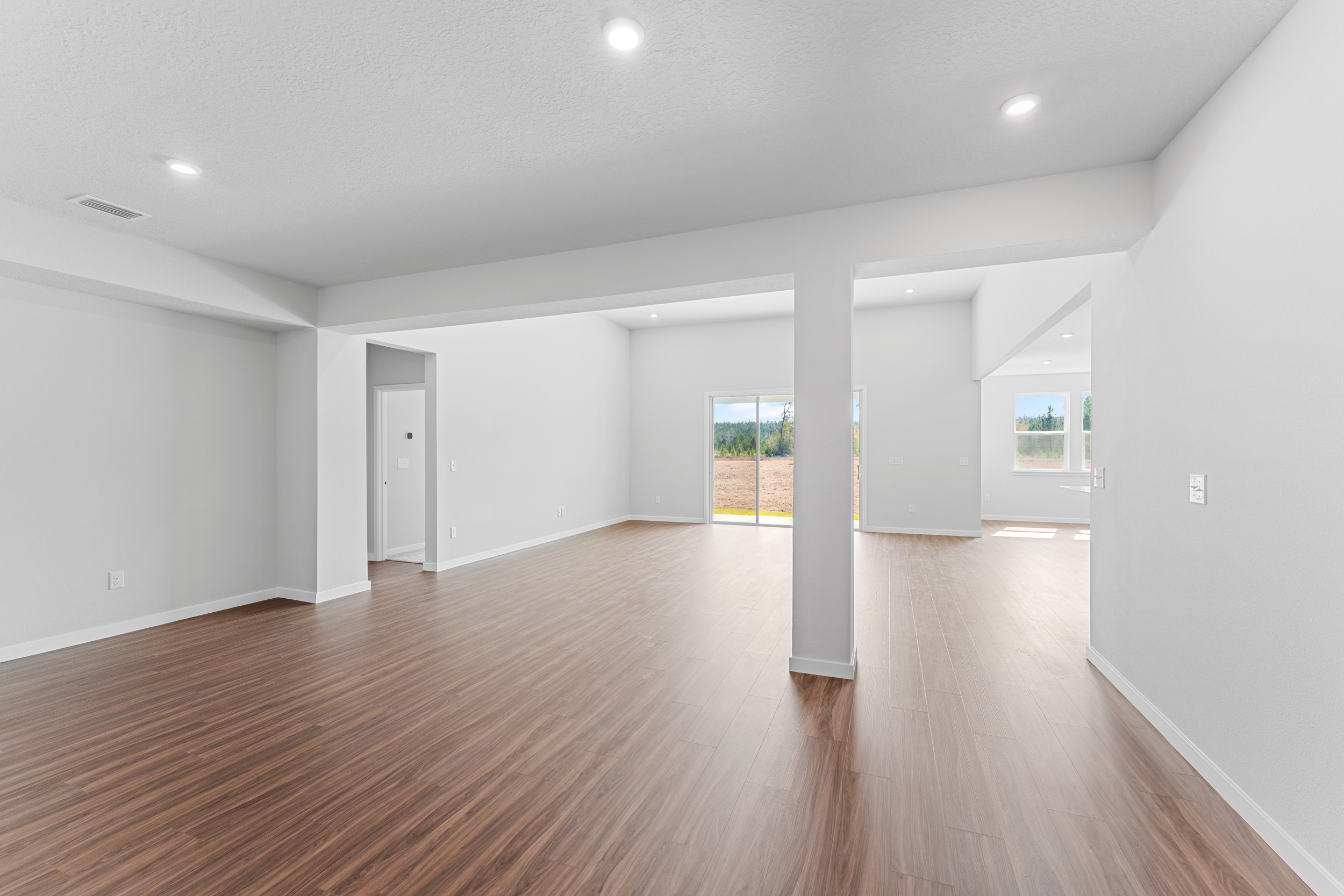 Lot 592 Dining Area with Column at NorthShore