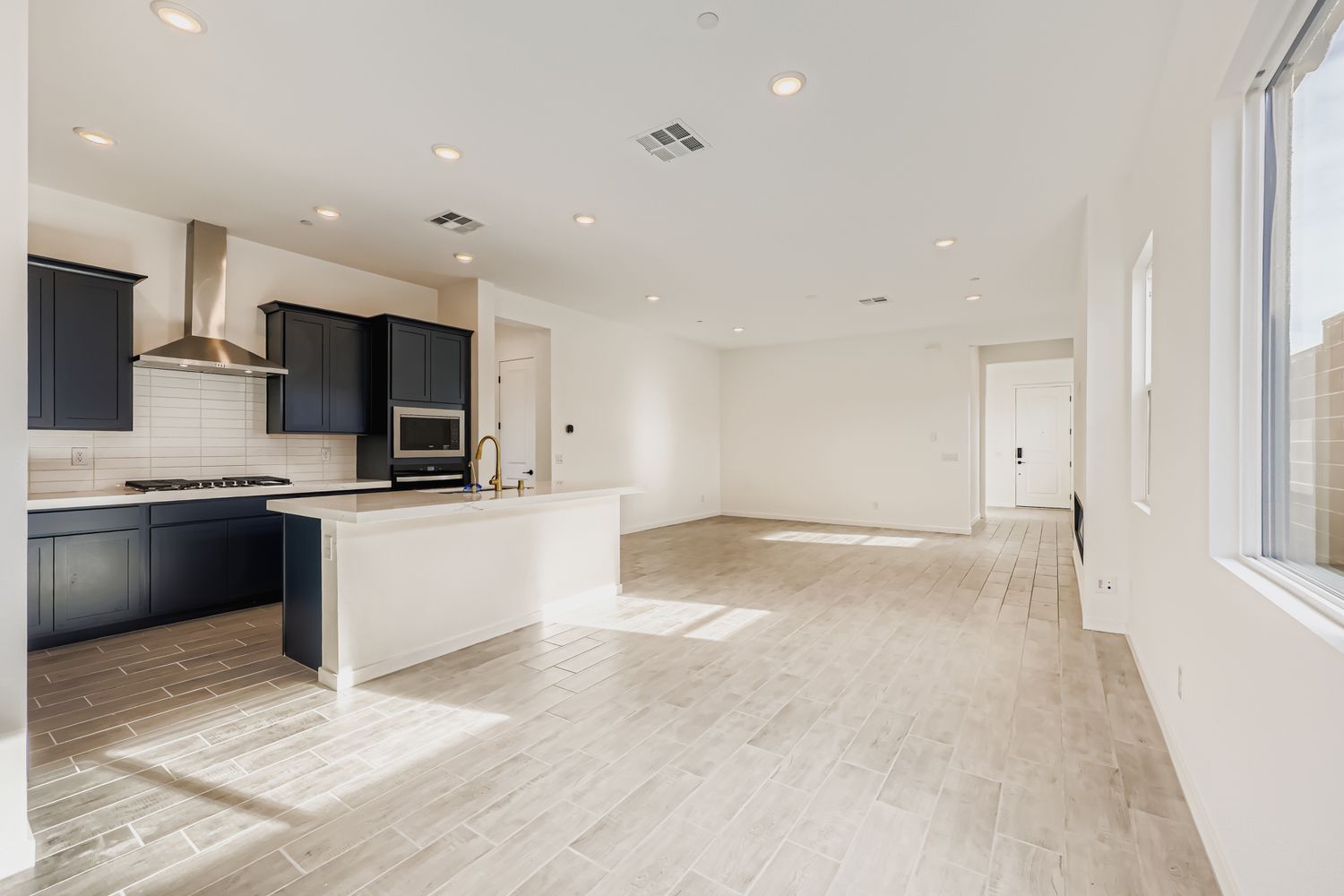 A kitchen with a large white floor.