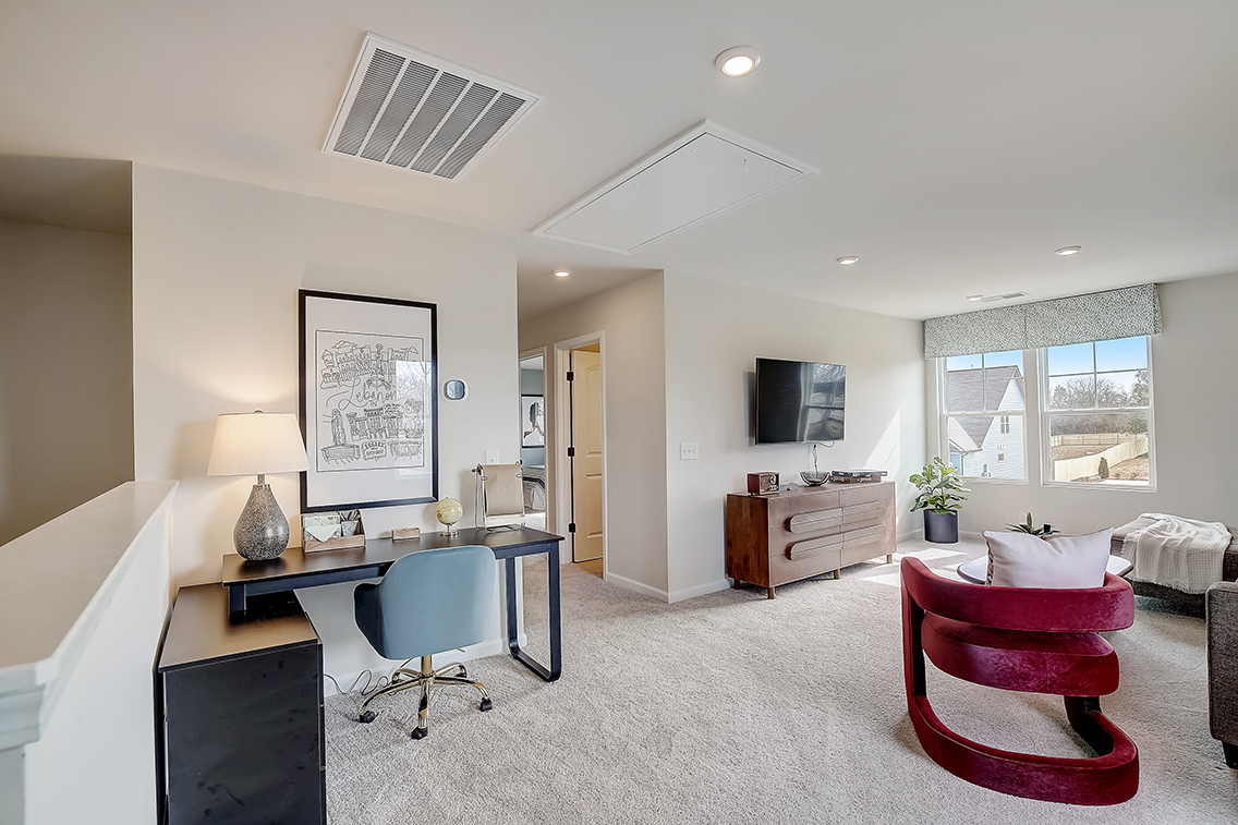 A room with a desk and chairs.