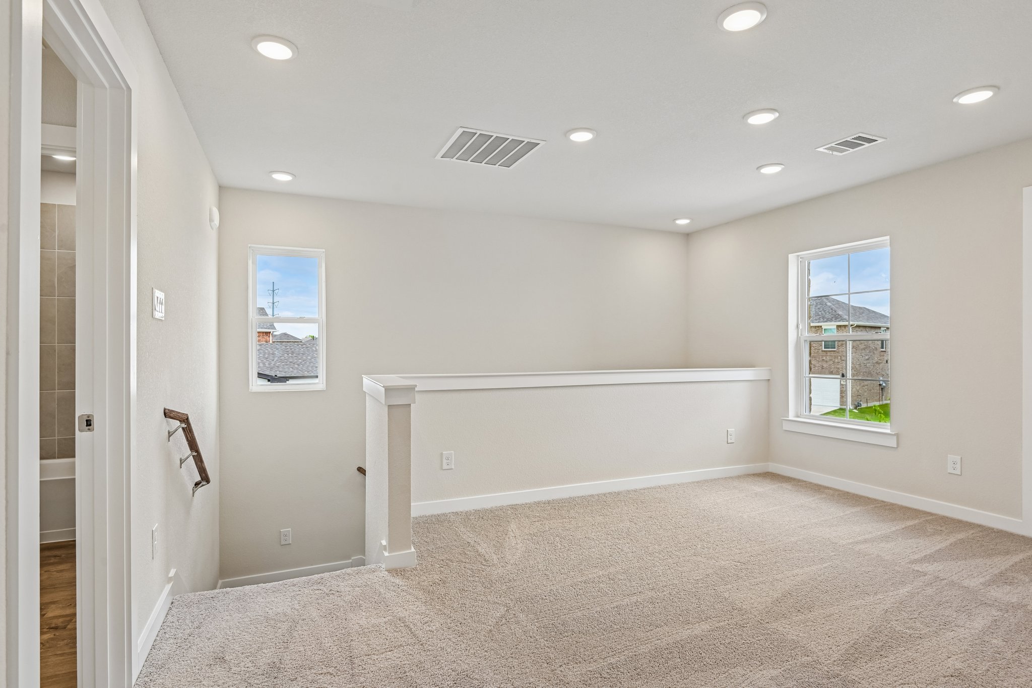 A room with a rug and a window.