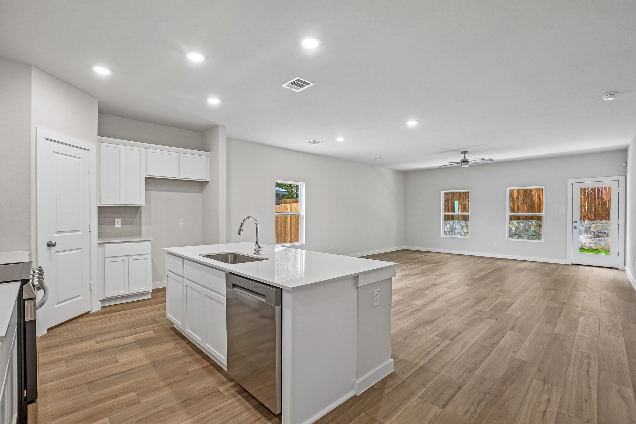 A kitchen with white cabinets.