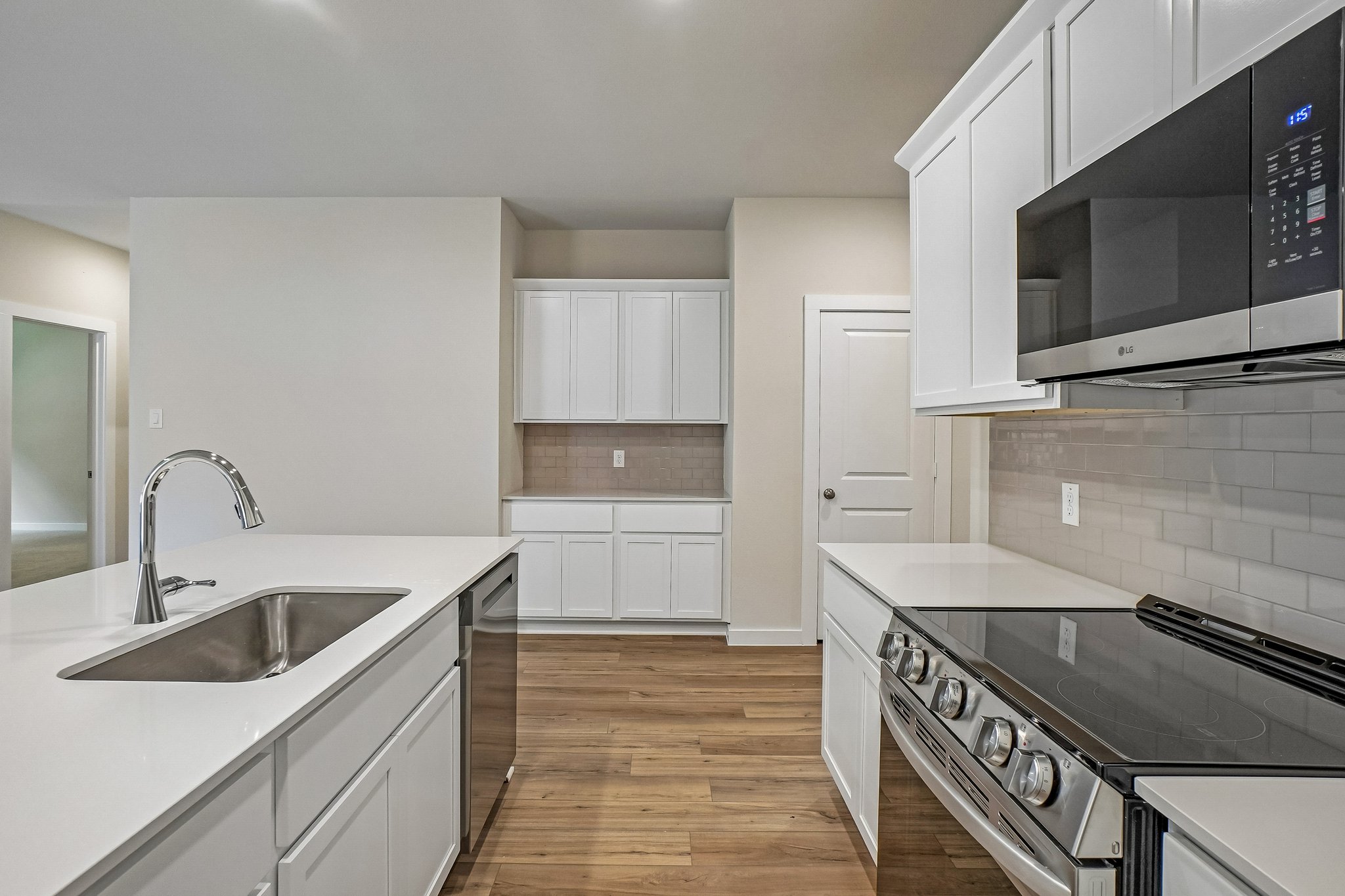 A kitchen with white cabinets.